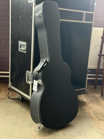 2 gitaar koffers voor jumbo gitaar beschikbaar voor biedingen