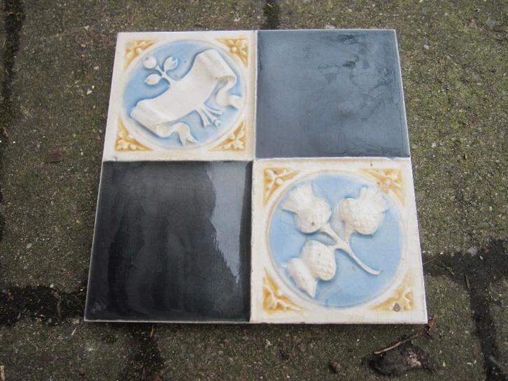 35 stuks antieke wandtegels, warm donkergrijs met blauw/oker, Antiek en Kunst, Antiek | Wandborden en Tegels, Ophalen