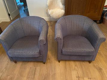 Twee fauteuils, donkerblauw met taupe.