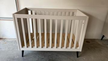 baby Ledikantje wit en een witte baby commode beschikbaar voor biedingen