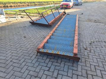 2 stalen trappen  beschikbaar voor biedingen