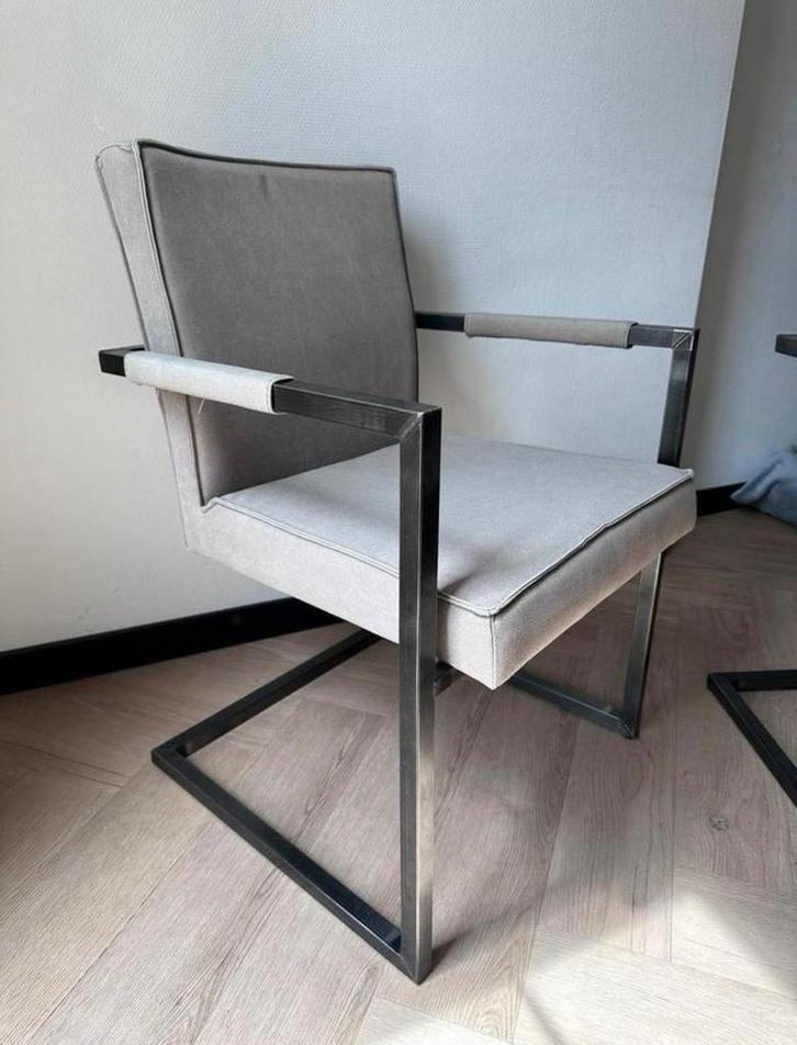 6 Taupe eetkamerstoelen (4 met arm, 2 zonder), Huis en Inrichting, Stoelen, Zo goed als nieuw, Vijf, Zes of meer stoelen, Metaal