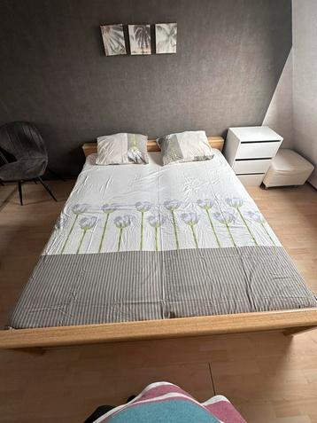 Tweepersoonsbed 180x200 beschikbaar voor biedingen