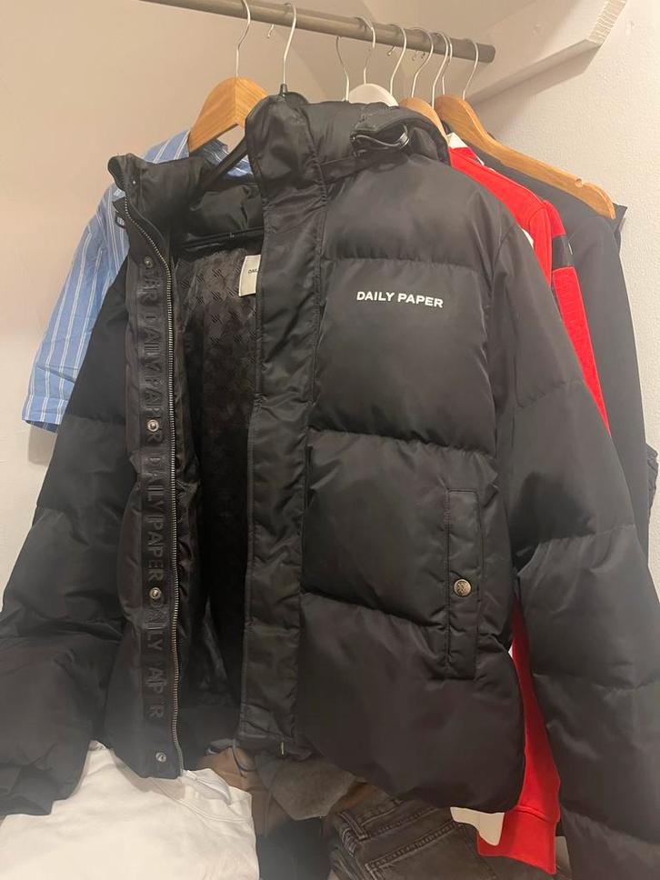 Daily Paper Pufferjas Zwart Maat M - Zo Goed Als Nieuw!, Kleding | Heren, Jassen | Winter, Zo goed als nieuw, Maat 48/50 (M), Zwart