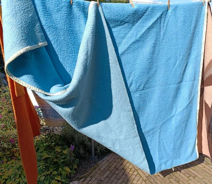 Vintage 2-zijdig licht en donker blauw wollen deken 230x175, Huis en Inrichting, Slaapkamer | Beddengoed, Gebruikt, Deken of Dekbed