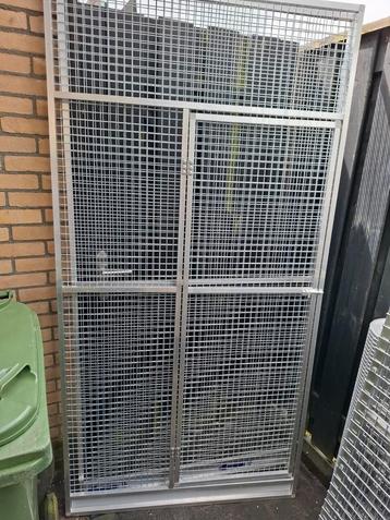 Ruime aluminium voliere met morsrand en extra dik aragaas  beschikbaar voor biedingen