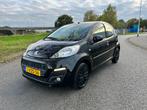 Peugeot 107 1.0 5DR 2013 Active AIRCO ELE RAMEN NIEUWE APK, Voorwielaandrijving, Euro 5, Stof, Zwart