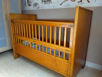 Vintage kinderbed 135 cm met matras en klaphek beschikbaar voor biedingen