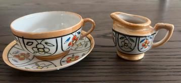 Vintage miniatuur melkkannetje en kopje en schoteltje beschikbaar voor biedingen