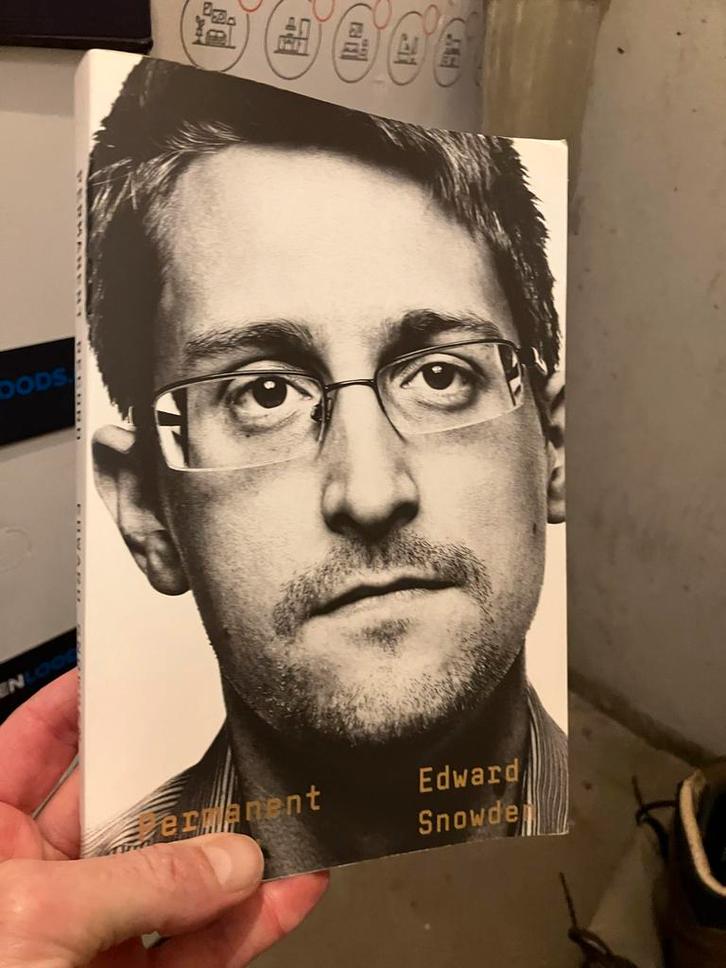 Permanent Record - Edward Snowden, Boeken, Biografieën, Zo goed als nieuw, Politiek, Ophalen of Verzenden