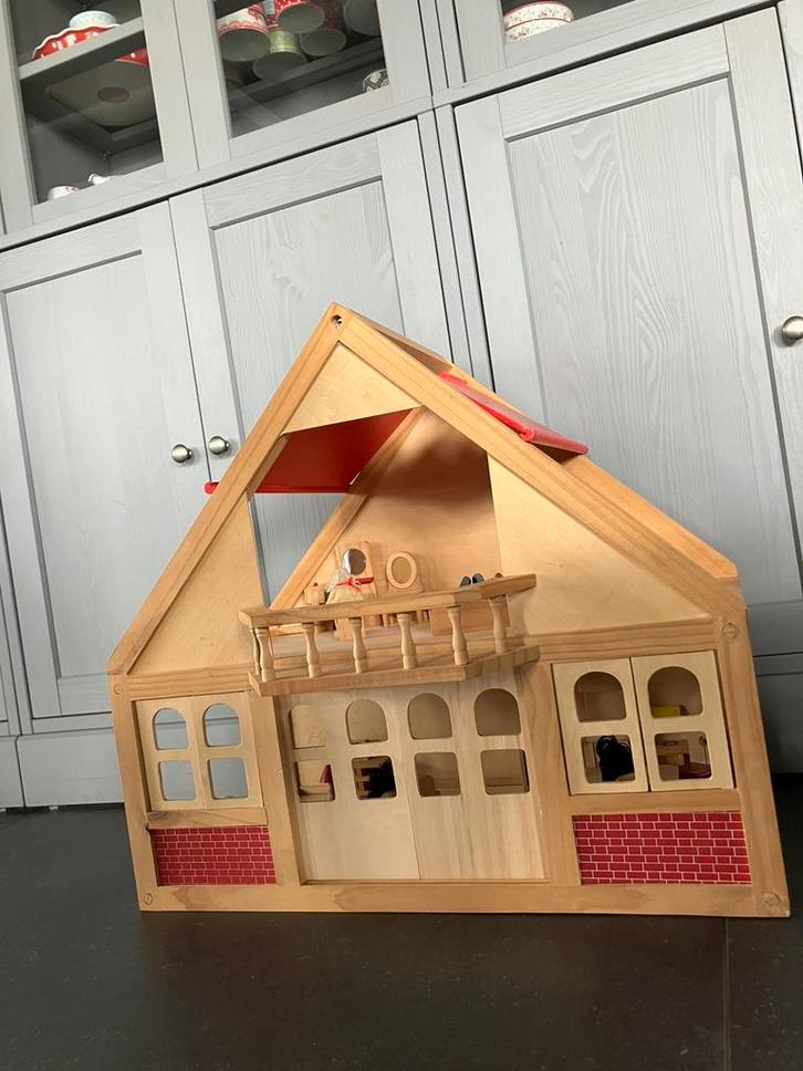 Houten poppenhuis met meubels en poppetjes, Kinderen en Baby's, Speelgoed | Poppenhuizen, Gebruikt, Poppenhuis, Ophalen
