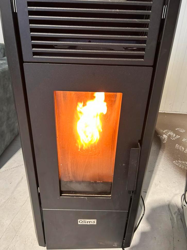 Goed werkende QLIMA pelletkachel in nette staat, Huis en Inrichting, Kachels, Zo goed als nieuw, Pelletkachel, Hout, Ophalen of Verzenden