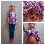 Zwangere barbie met baby in de buik en kleertjes, Ophalen of Verzenden, Zo goed als nieuw, Kleertjes