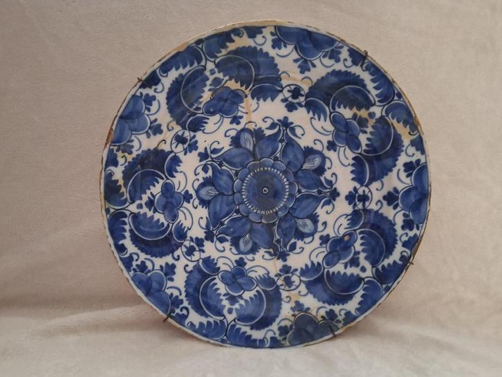 Een hangend "Delfts Blauw" aardewerk bord., Antiek en Kunst, Antiek | Keramiek en Aardewerk, Ophalen