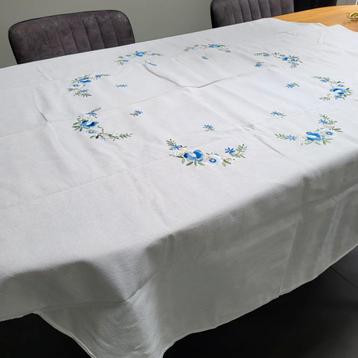 Rond borduur tafelkleed met blauw groene bloemen. 1.60 cm beschikbaar voor biedingen