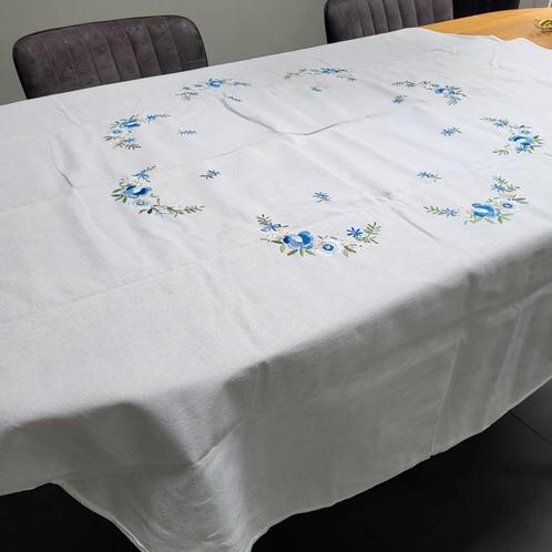 Rond borduur tafelkleed met blauw groene bloemen. 1.60 cm, Huis en Inrichting, Tafelkleden, Gebruikt, Rond, Binnen, Ophalen of Verzenden