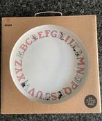 Moomin kunststof bord met alfabet zalmroze, Huis en Inrichting, Keuken | Servies, Overige materialen, Nieuw, Ophalen of Verzenden