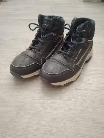 Tommy Hilfiger gebruikte jongens schoenen ( 36 ) beschikbaar voor biedingen