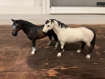 Twee Schleich paarden  beschikbaar voor biedingen