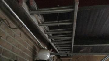2 x14 treden aluminium ladder in goede staat beschikbaar voor biedingen