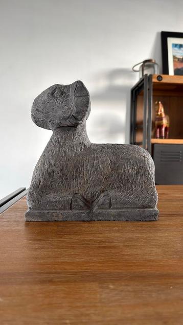 Stenen beeld Ram beschikbaar voor biedingen