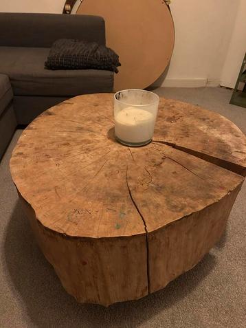 Robuuste houten salontafel op wielen beschikbaar voor biedingen