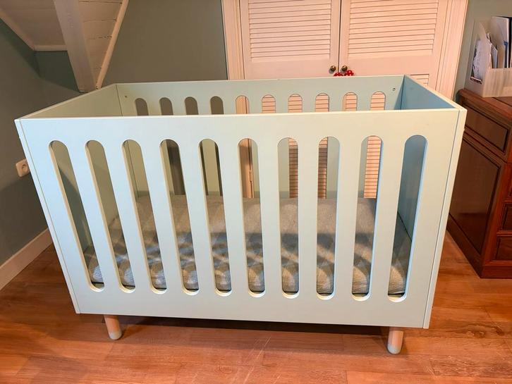 Groenblauw ledikant - verstelbaar, Kinderen en Baby's, Babywiegjes en Ledikanten, Zo goed als nieuw, Ophalen