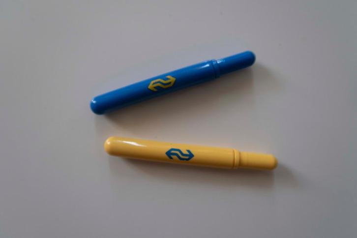 2 NS Spoorwegen Minipennen + dop met NS-Logo 70er jr, Verzamelen, Spoorwegen en Tramwegen, Gebruikt, Trein, Overige typen, Verzenden