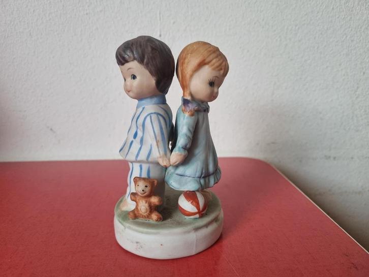 Vintage keranieje? Porseleinen Beeldje - Kinderen in Pyjama, Antiek en Kunst, Antiek | Woonaccessoires, Ophalen of Verzenden