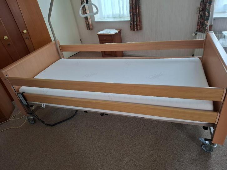 Elektrisch hoog laag bed incl. papegaai, Diversen, Verpleegmiddelen, Gebruikt, Ophalen