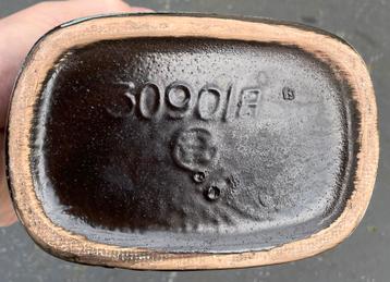 Mooie oude disign vaas met merkje beschikbaar voor biedingen