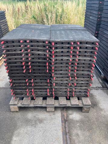 77 vochtdoorlatende rubberen tegels 50x50x4,5cm beschikbaar voor biedingen