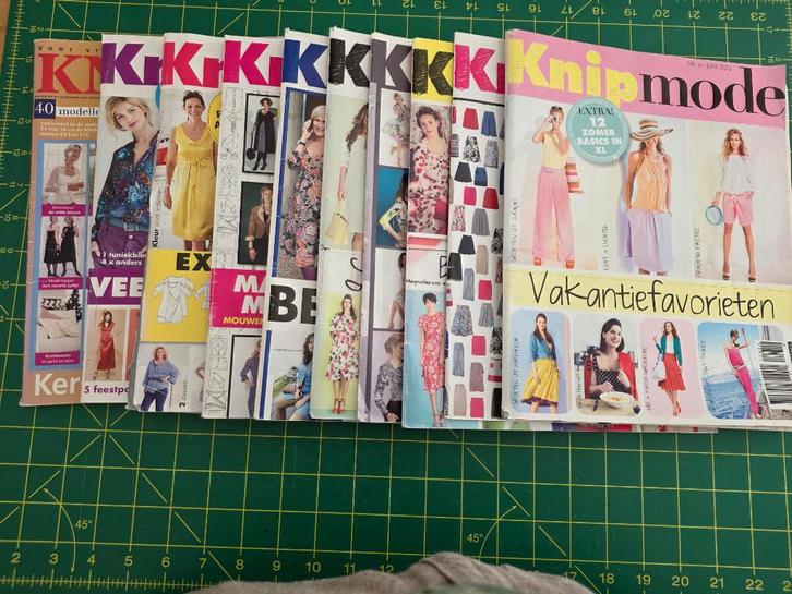 Acht knip patroon bladen, Hobby en Vrije tijd, Kledingpatronen, Gebruikt, Overige typen, Vrouw, Knipmode, Verzenden