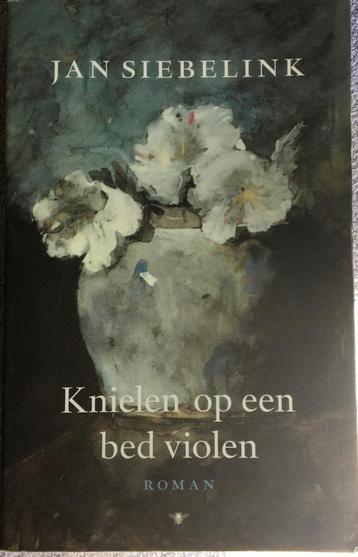 Knielen op een bed violen beschikbaar voor biedingen