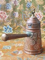 Mooie antieke Arabische koffiepot van bewerkt koper 19,5 cm., Antiek en Kunst, Antiek | Koper en Brons, Ophalen of Verzenden, Koper