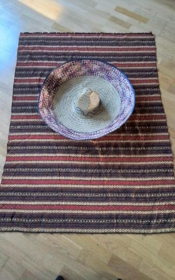 Mexicaanse Poncho met Sombrero.  beschikbaar voor biedingen