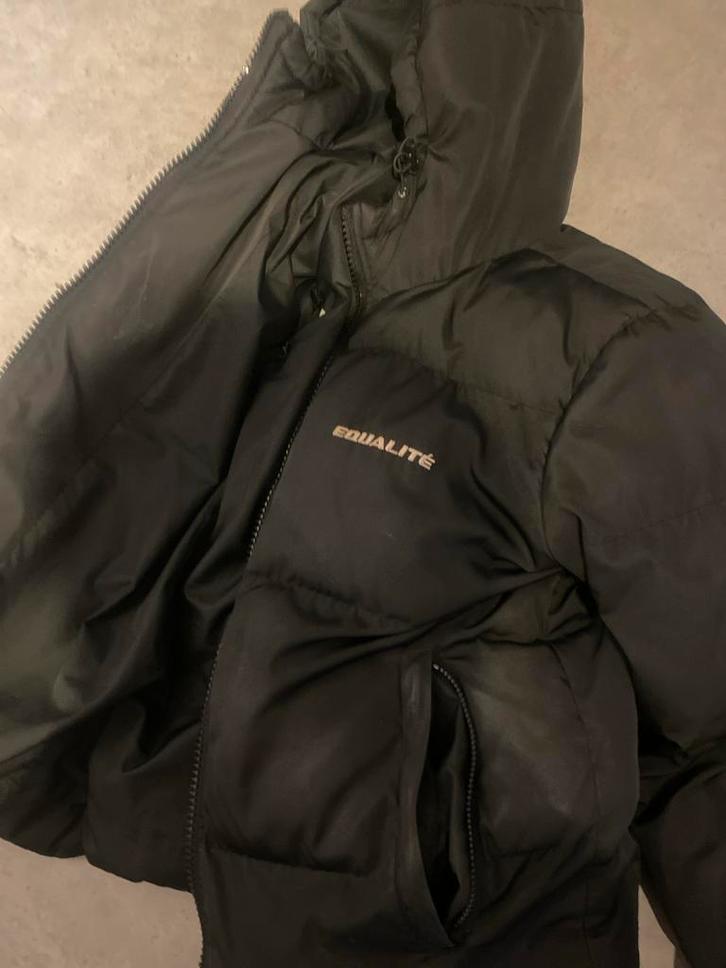 Egalite Zwarte Jas - Maat XS, Kleding | Dames, Jassen | Zomer, Zo goed als nieuw, Maat 34 (XS) of kleiner, Zwart, Ophalen of Verzenden