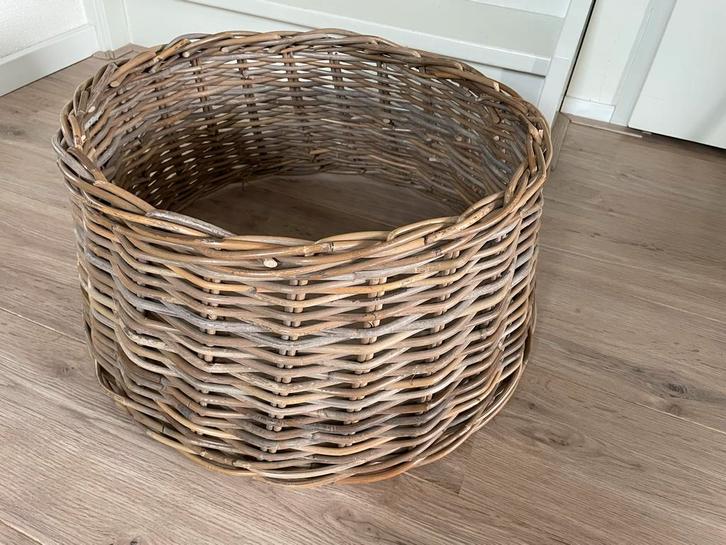 Rieten kerstboommand, Huis en Inrichting, Woonaccessoires | Schalen en Manden, Zo goed als nieuw, Mand, Rond, Riet, Ophalen