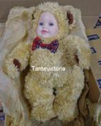 POP/BEER Anne Geddes baby strik beer gelimiteerde uitgave, Verzamelen, Poppen, Ophalen of Verzenden, Nieuw, Pop