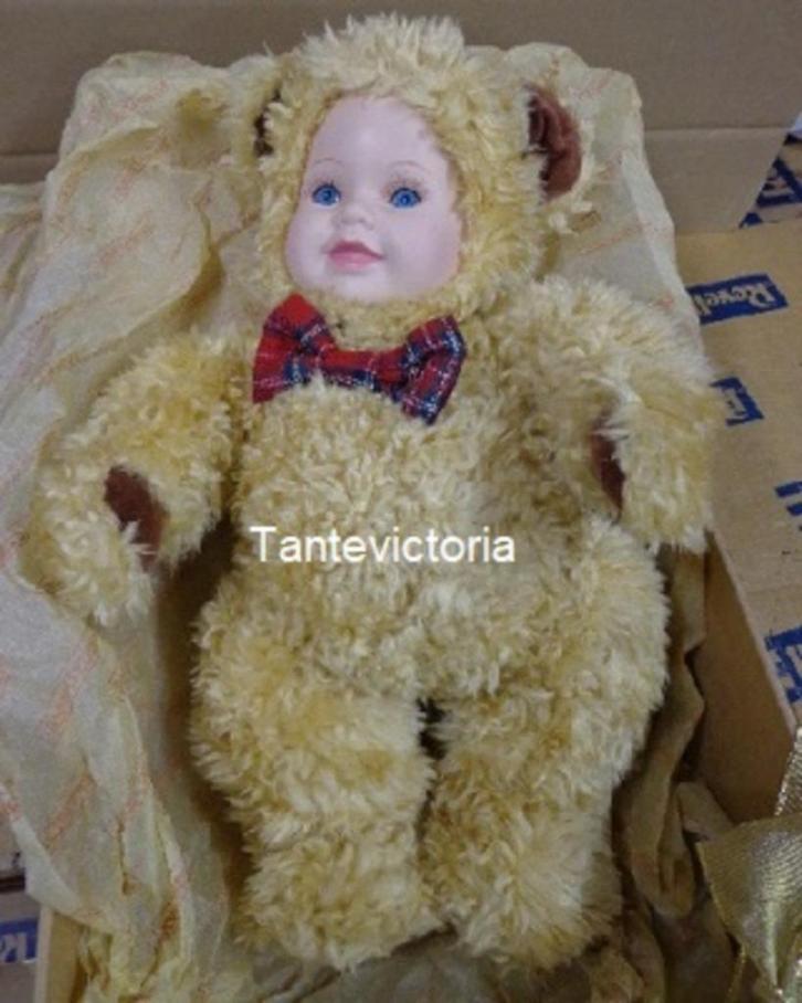 POP/BEER Anne Geddes baby strik beer gelimiteerde uitgave, Verzamelen, Poppen, Nieuw, Pop, Ophalen of Verzenden