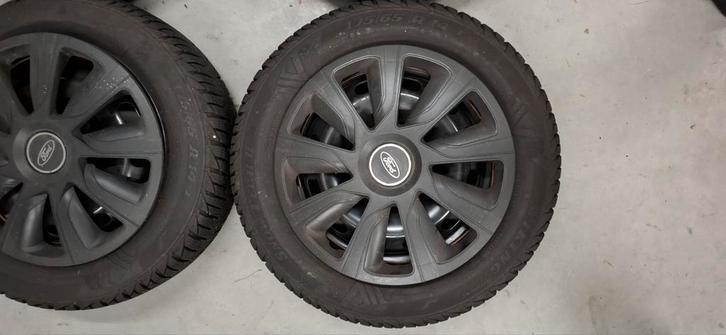 winterbanden 175/65/R14 op velg met zwarte Ford wieldoppen, Auto-onderdelen, Banden en Velgen, Banden en Velgen, Winterbanden