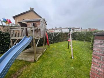 Tuin speelhuis met balkon en schommel beschikbaar voor biedingen
