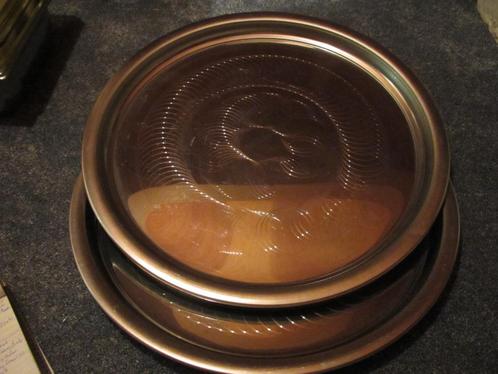 2 Buffetschaal RVS. 47 cm. rond met licht reliëf. Nieuw.!!, Huis en Inrichting, Keuken | Keukenbenodigdheden, Nieuw, Ophalen