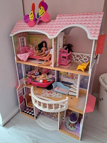 Poppenhuis kidcraft met accessoires en veel barbies beschikbaar voor biedingen