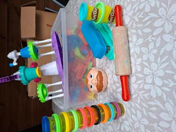 Playdoh klei setje. Kompleet incl vele kleuren klei beschikbaar voor biedingen