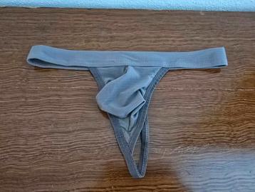 Grijze String beschikbaar voor biedingen