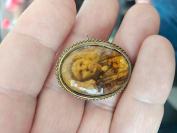 Antieke broche beschikbaar voor biedingen