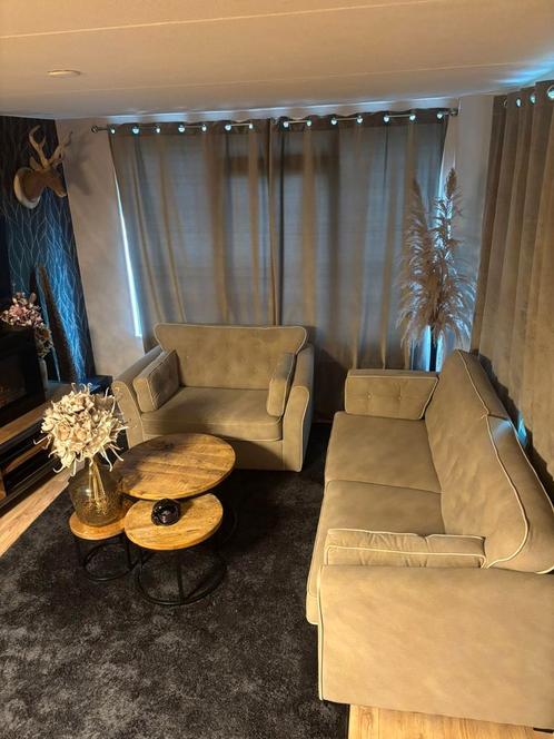 Landelijke gecapitonneerde beige bank complete set, Huis en Inrichting, Banken | Complete zithoeken, Zo goed als nieuw, Ophalen
