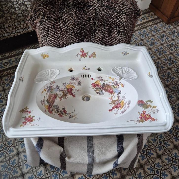 Grote antieke wastafel met bloemdecor in kleur 71,5x52cm, Antiek en Kunst, Curiosa en Brocante, Ophalen