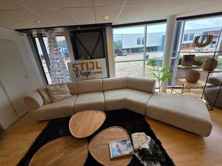 Saki - Passe Partout showroommodel nieuw, Huis en Inrichting, Banken | Bankstellen, Nieuw, Hoekbank, Vierpersoons of meer, 250 tot 300 cm